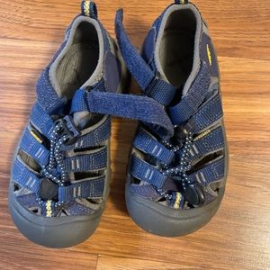Keens little boy or girl Newport sandals size 10 c. Navy blue EUC